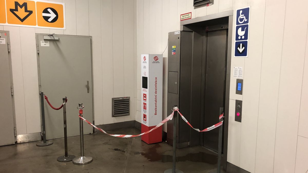 Opravy trvají měsíce. Rozbité výtahy v metru komplikují Pražanům život